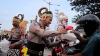Berkah Ramadhan, Warga Pemalang Dapat Takjil dari Polisi Cosplay Wayang