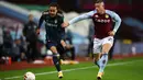 Gelandang Leeds United, Helder Costa, berebut bola dengan gelandang Aston Villa, Ross Barkley, pada laga lanjutan Liga Inggris di Villa Park, Sabtu (23/10/2020) dini hari WIB. Leeds United menang 3-0 atas Aston Villa. (AFP/Michael Steele/pool)