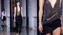 Model mengenakan busana desainer Anthony Vaccarello saat peragaan busana musim panas/dingin 2016/2017 untuk wanita di Paris , Perancis , 1 Maret 2016. (REUTERS / Benoit Tessier)