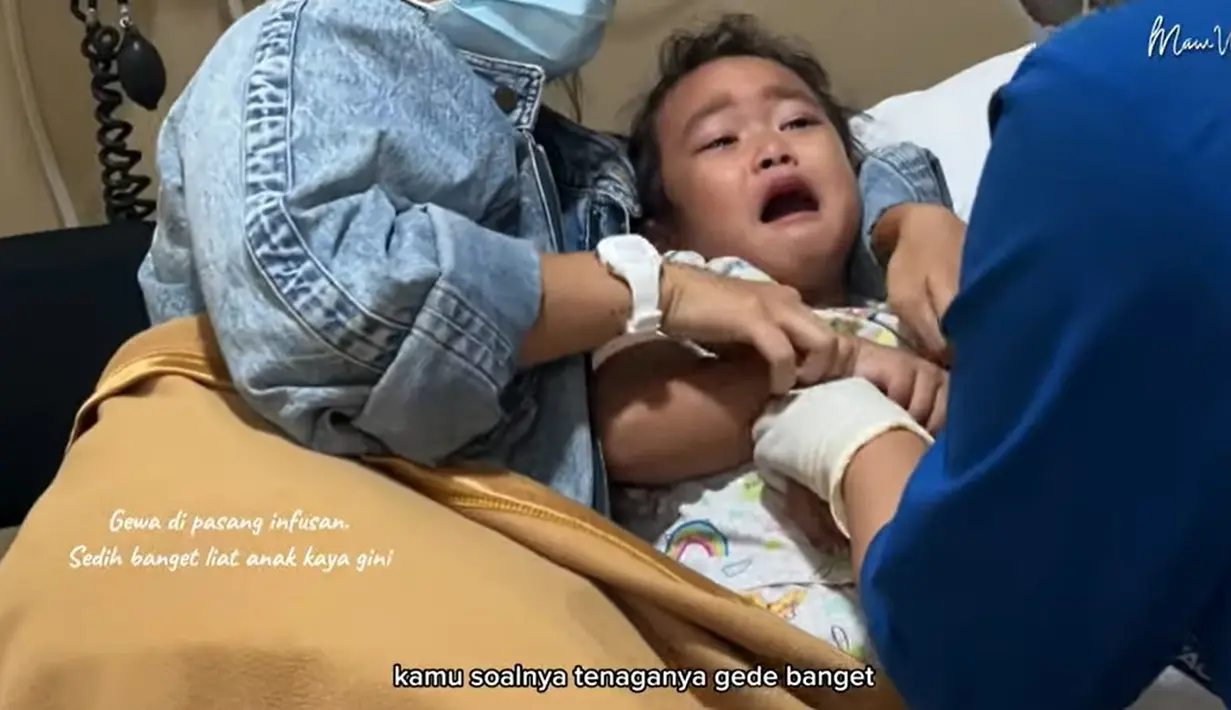Sampai di rumah sakit, Gewa langsung mendapatkan perawatan dari tim medis. Gewa menjalani perawatan di ruangan emergency. Cobaan tidak sampai disitu, saat Gewa yang harus dirawat inap, ternyata tidak ada kamar kosong. [Youtube/Mutia Ayu]
