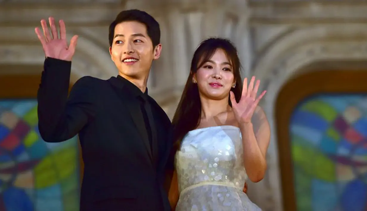 Song Jong Ki dan Song Hye Kyo bertemu pertama kali di drama yang mereka bintangi yang berjudul Descendants of the Sun. Song-song Couple ini kabarnya akan segera melanjutkan hubungannya ke pernikahan. (AFP/JUNG YEON-JE)