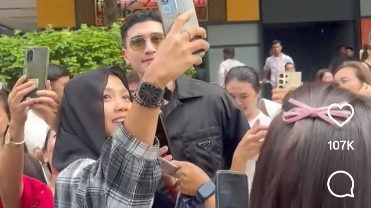 Potret Verrell Bramasta Tak Berkutik Dipeluk & Cium Cewek-cewek di Singapura, Akhirnya Dapat Pengawalan Buat Naik Taksi