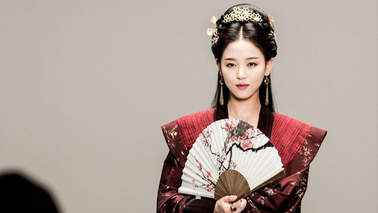 11. Hwangbo Yeon-hwa (Ratu Daemok) dari Goryeo