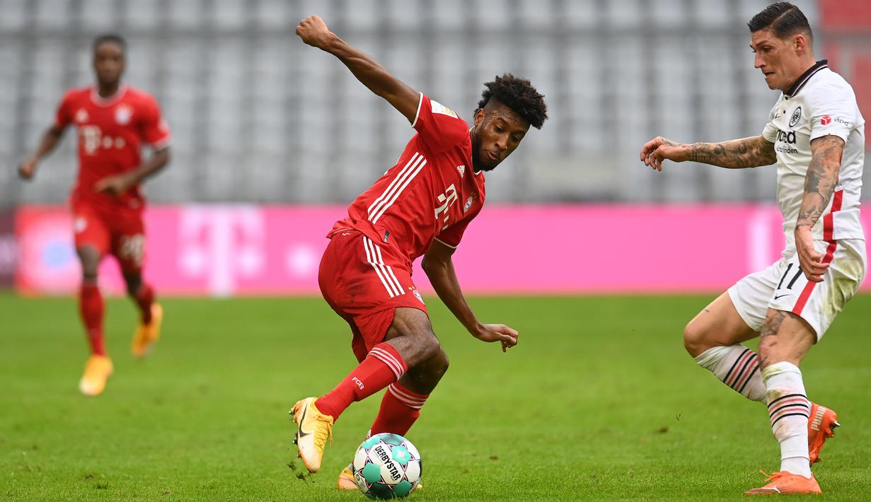 Penyerang Bayern Munchen, Kingsley Coman, berebut bola dengan gelandang Eintracht Frankfurt, Steven Zuber, pada laga lanjutan Liga Jerman di Allianz Arena, Sabtu (24/10/2020) malam WIB. Bayern Munchen menang 5-0 atas Eintracht Frankfurt. (AFP/Christof Stache/various sources)