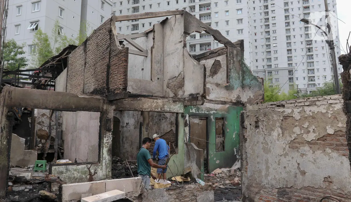 Sementara, Badan Penanggulangan Bencana Daerah (BPBD) DKI Jakarta mencatat ada 15 orang yang terluka. Saat ini, korban luka sudah mendapat perawatan medis. (Liputan6.com/Herman Zakharia)