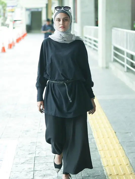 Ketika hangout, ibu dua anak ini tampil simpel dengan busana kekinian. Ia memadukan kaus panjang berwarna hitam dengan kulot senada. Kacamata yang dikenakan Zee Zee Shahab membuat penampilannya makin stunning.(Liputan6.com/IG/@zeezeeshahab)