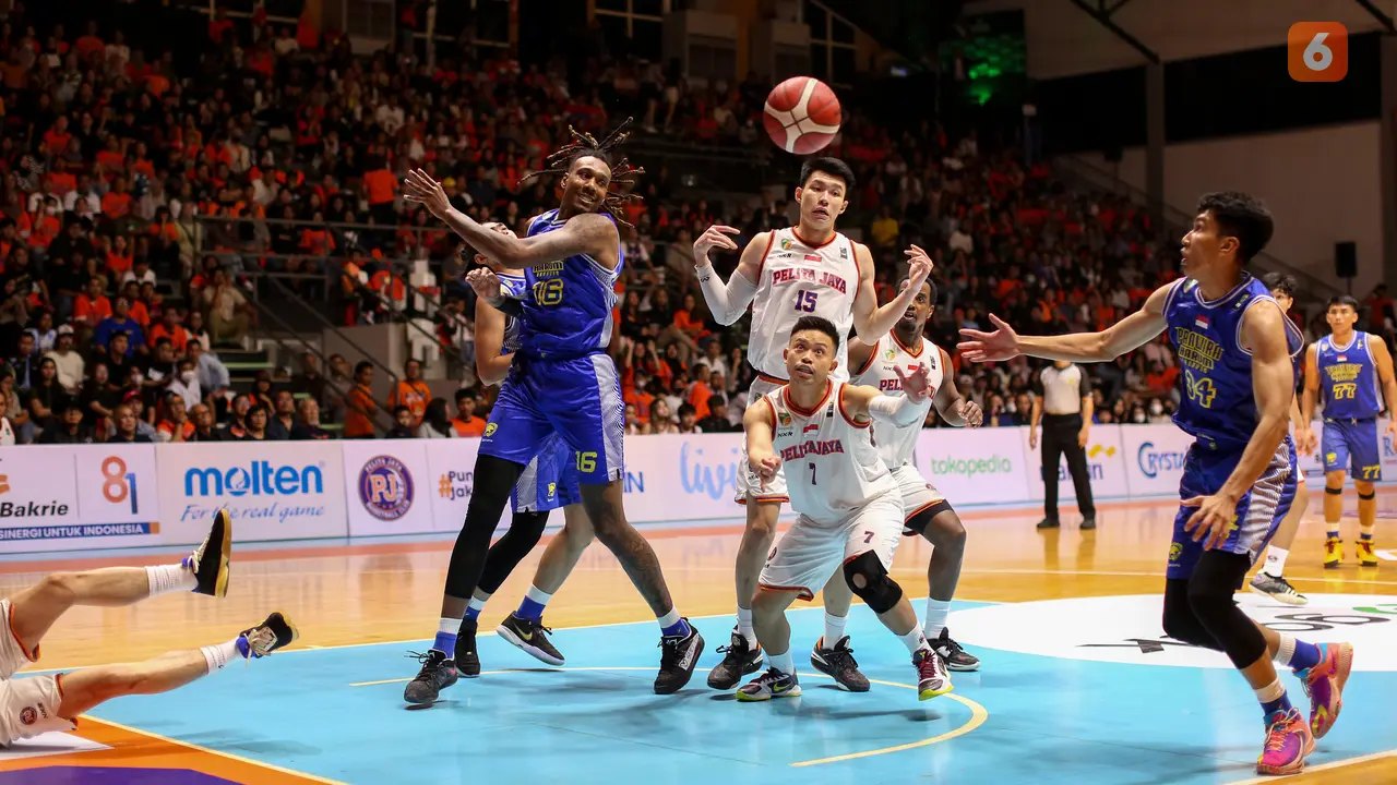 Foto: Prawira Bandung Curi Kemenangan di Laga Panas Melawan Tuan Rumah Pelita Jaya pada Gim Pertama Final IBL 2023