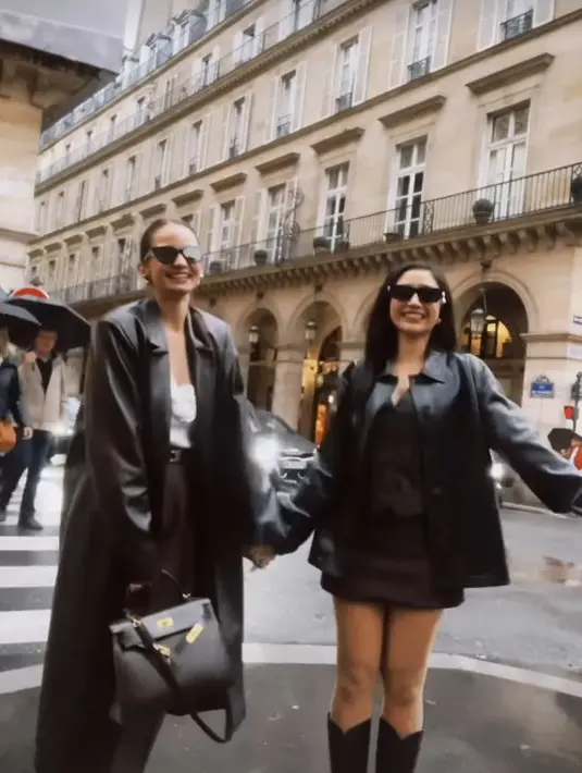 Istri diploma itu menutup tampilan dengan long leather coat dan tas Hermes Kelly seharga Rp400jutaan [@enzystoria]