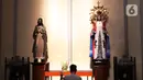 Seorang pria berdoa di Gereja Katedral, Jakarta, Rabu (22/12/2021). Gereja Katedral Jakarta memperketat penerapan protokol kesehatan selama ibadah Natal 2021. (Liputan6.com/Angga Yuniar)