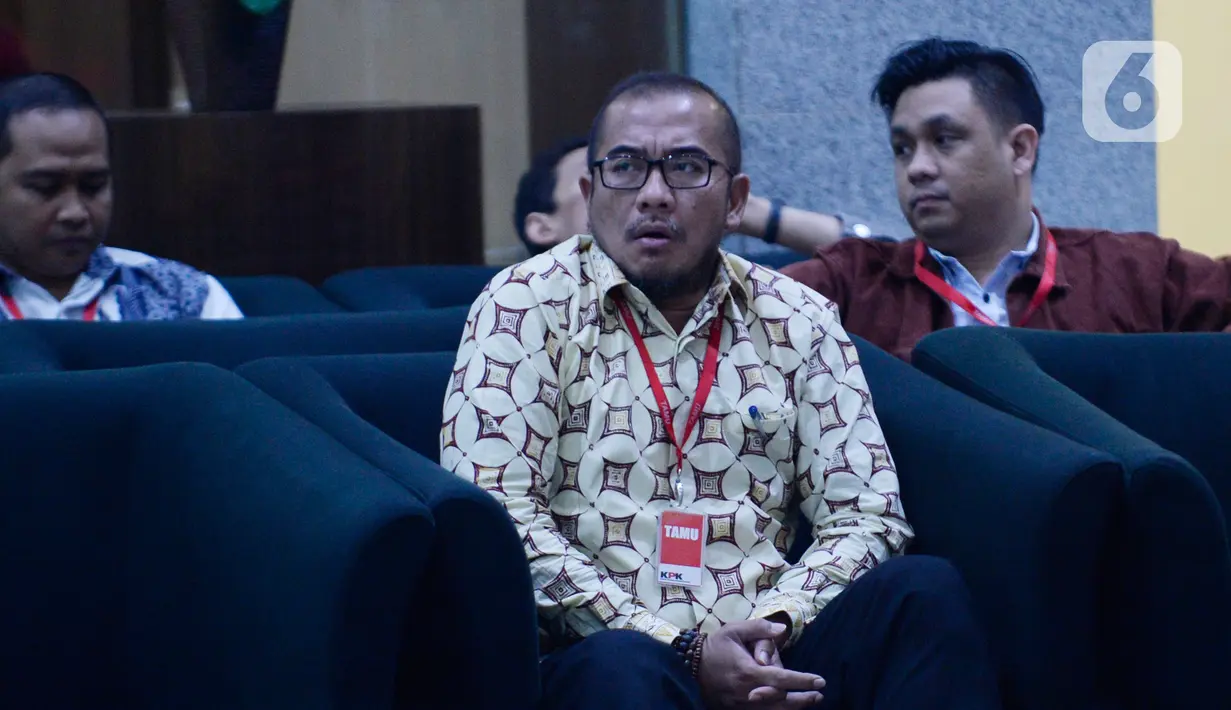 Komisioner KPU Hasyim Asy'ari menunggu untuk dimintai keterangan penyidik KPK di Gedung KPK, Jakarta, Jumat (24/1/2020). Hasyim Asy'ari diperiksa sebagai saksi untuk tersangka mantan Komisioner KPU Wahyu Setiawan terkait kasus dugaan suap penetapan anggota DPR. (merdeka.com/Dwi Narwoko)