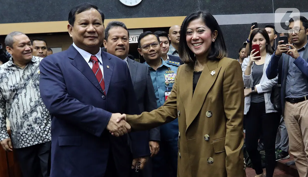 Ketua Komisi I, Meutya Hafid menyambut Menteri Pertahanan Prabowo Subianto untuk mengikuti rapat kerja di Kompleks Parlemen, Senayan, Senin (11/11/2019). Rapat perdana Komisi I bersama Menhan Prabowo ini membahas rencana kerja dan anggaran Kementerian Pertahanan Tahun 2020 (Liputan6.com/Johan Tallo)