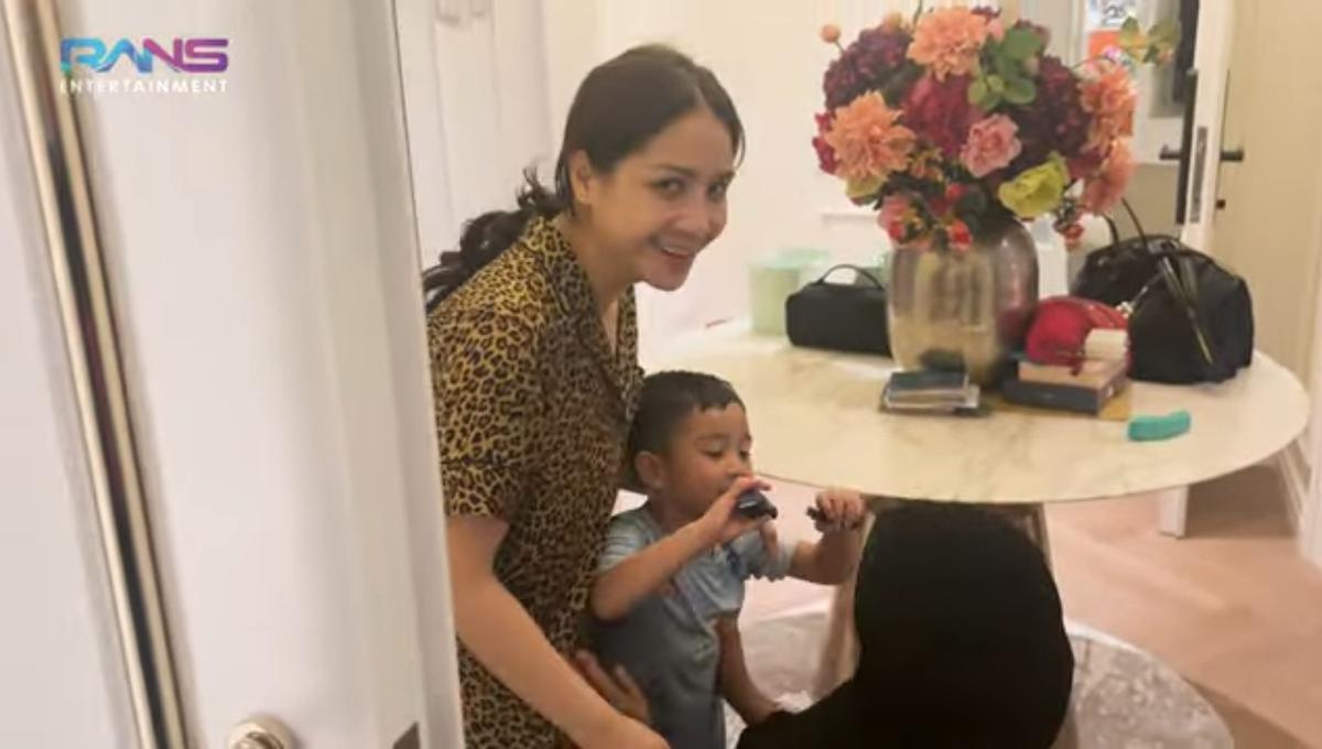 Nagita Slavina Ngotot Minta Didoakan Sus Rini yang Baru Pulang Umrah, Celetukan Pengasuh Rayyanza Bikin Melongo