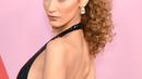 Model Bella Hadid berpose saat menghadiri CFDA Fashion Awards di Brooklyn Museum of Art, New York City (3/6/2019). Bella Hadid tampil seksi mengenakan gaun halter berpayet hitam backless dari Michael Kors Collection dengan hiasan bulu. (AFP Photo/Dimitrios Kambouris)