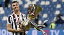 Pemain Juventus, Cristiano Ronaldo merayakan kemenangan bersama trofinya saat memenangkan Piala Italia setelah mengalahkan Atalanta pada partai final di Mapei Stadium, Reggio Emilia, Italia, 19 Mei 2021. (AP Photo/Antonio Calanni)