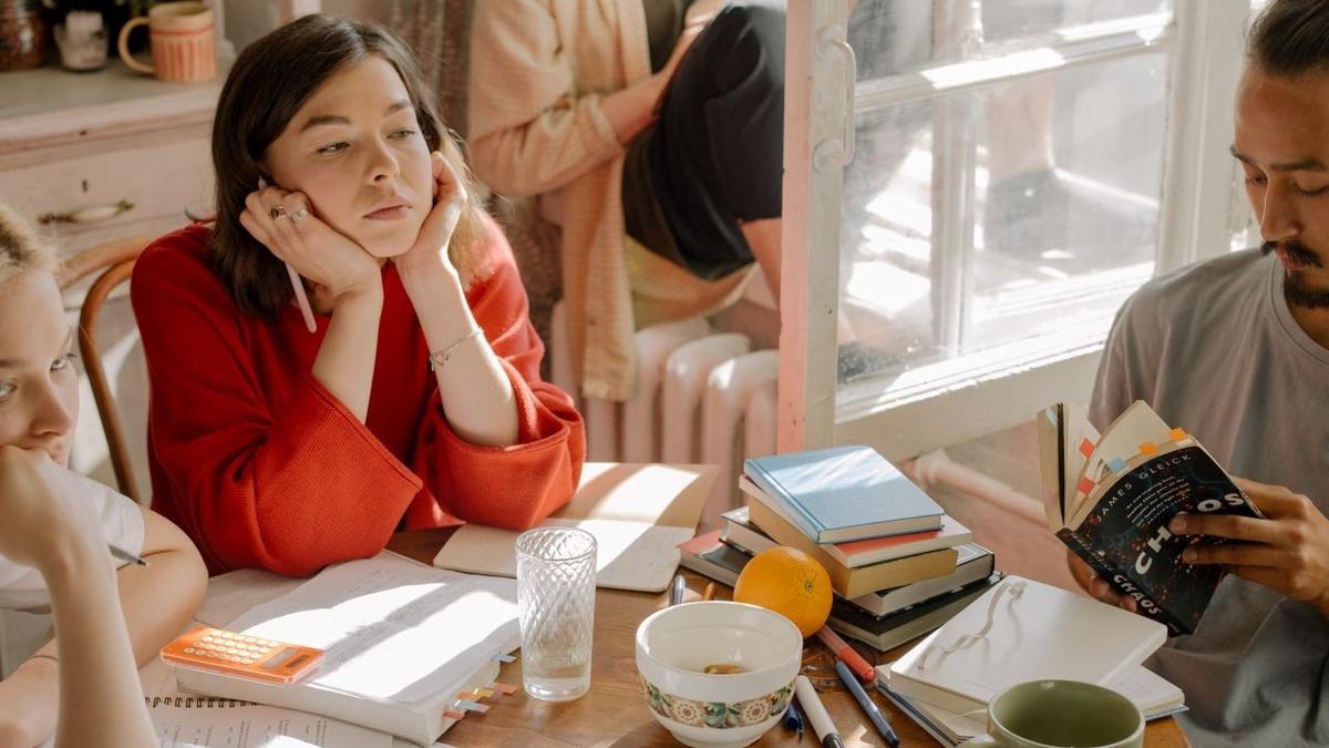 15 Tanda Seseorang Mulai Kehilangan Energi Sosial dan Sedang Butuh Me Time Demi Mental Health