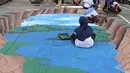 Sejumlah siswa membuat lukisan mural tiga dimensi di trotoar jalan di kawasan Danau Sunter, Jakarta, Senin (26/3). Pengecatan mural di sepanjang trotoar Danau Sunter tersebut untuk memperindah tata ruang kota. (Liputan6/Arya Manggala)
