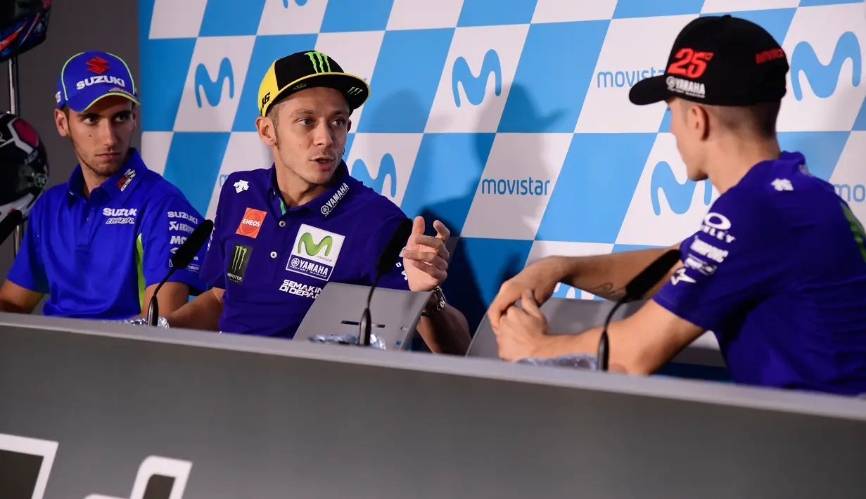 Pembalap tim Yamaha, Valentino Rossi berbincang dengan rekan setimnya, Maverick Vinales saat konferensi pers MotoGP Aragon 2017 di Sirkuit MotorLand, Kamis (21/9). Rossi hanya tiga pekan bangkit dari patah tulang kaki di dua tempat. (JAVIER SORIANO/AFP)