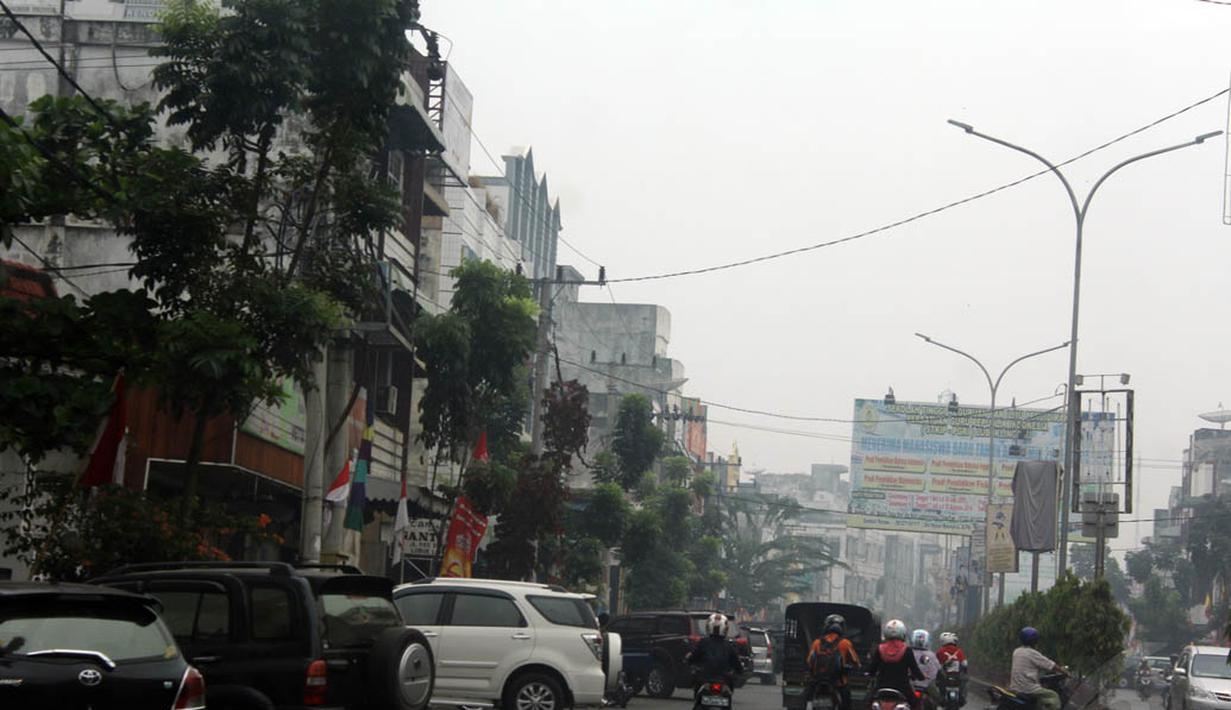 Kabut asap juga membuat Dinas Pendidikan Lubuklinggau berencana mengundurkan jam masuk sekolah pelajar, Sumatera Selatan, (14/10/14). (Liputan6.com/Faizal Fanani)