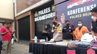 Polisi menangkap pencuri mixer masjid di Bojonegoro. (Adirin/Liputan6.com)