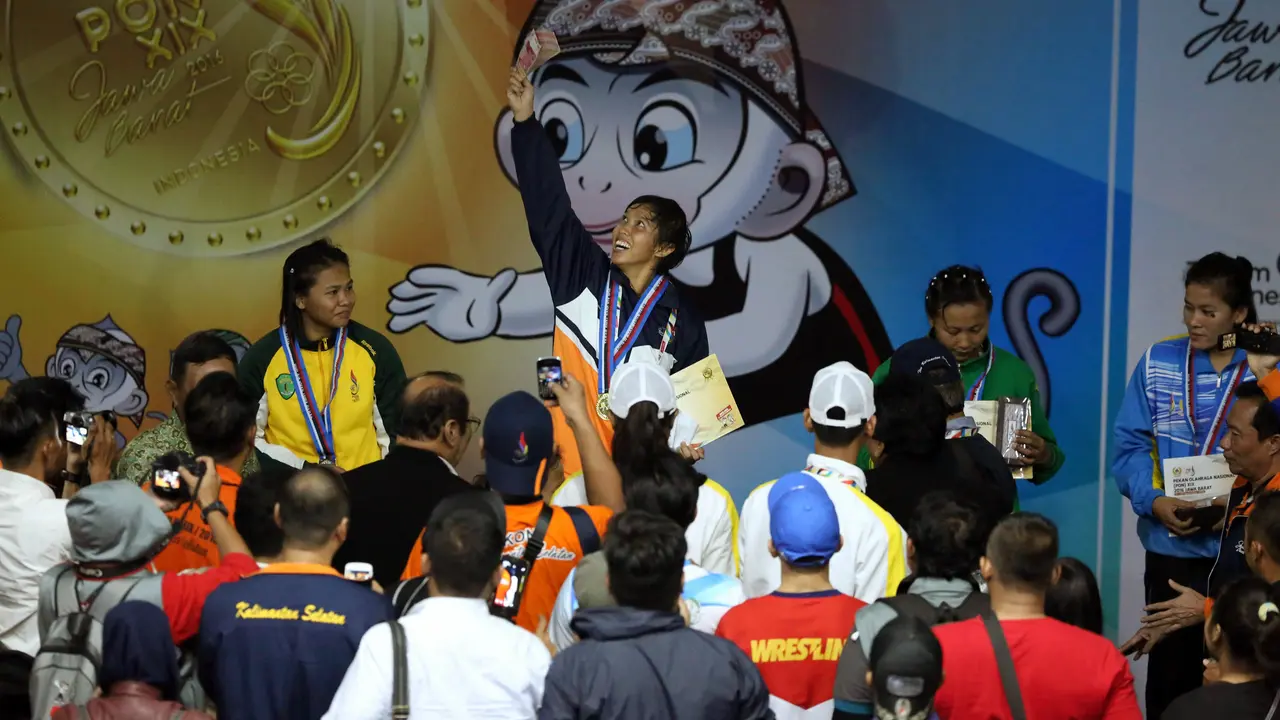 Ridha pamer bonus di atas podium