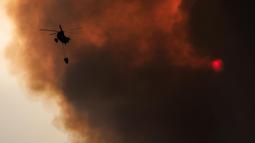 Pihak berwenang Korea Selatan mengatakan pada 24 Maret 2025 akan mengerahkan puluhan helikopter dan ribuan petugas pemadam kebakaran serta tentara untuk mengendalikan beberapa kebakaran hutan di bagian tenggara, yang telah berlangsung berhari-hari. (YASUYOSHI CHIBA/AFP)