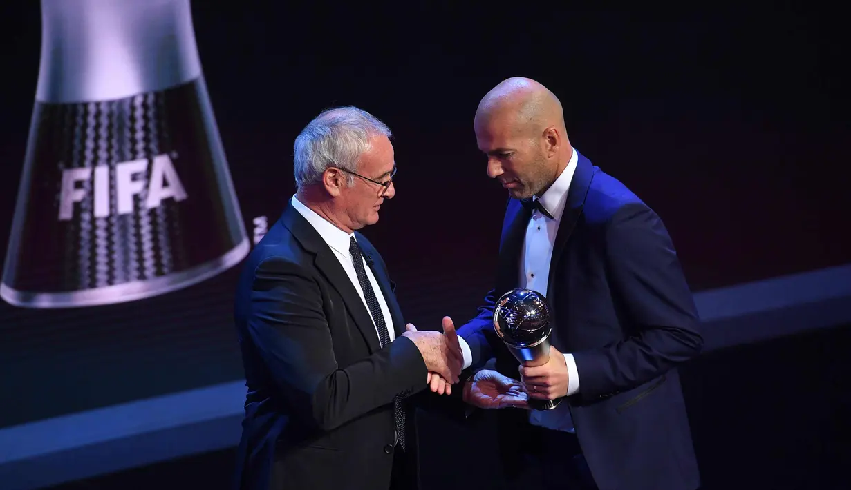 Pelatih Real Madrid, Zinedine Zidane bersalaman dengan Claudio Ranieri setelah meraih penghargaan pelatih terbaik pada acara The Best FIFA Football Awards 2017 di London, (23/10). (AFP Photo/Ben Stansall)