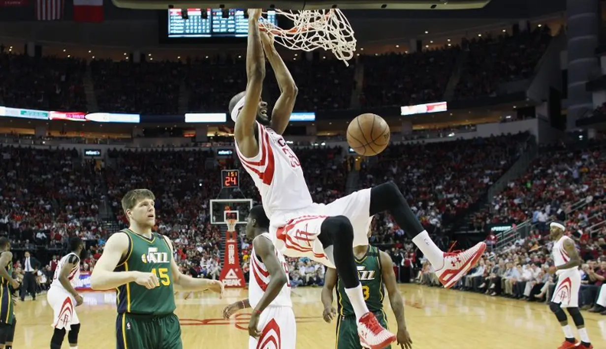 Corey Brewer turut berkontribusi membawa Rockets meraih kemenangan. Small forward 29 tahun itu berhasil mencetak 14 poin plus tiga assist. (SCOTT HALLERAN/GETTY IMAGES NORTH AMERICA/AFP)