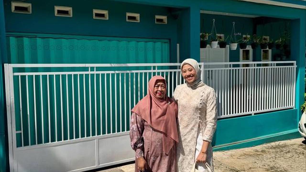 6 Potret Ruang Tamu Rumah Megawati Hangestri, Elegan dengan Lemari Piala