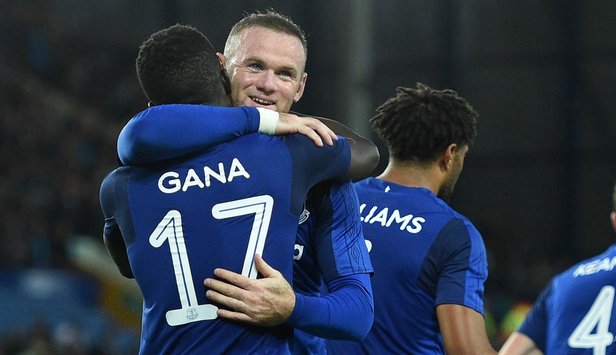 Striker Everton, Wayne Rooney, memeluk rekannya, Idrissa Gueye, yang berhasil mencetak gol ke gawang  Hajduk Split pada leg I play-off Liga Europa di Stadion Goodison Park, Jumat (18/8/20127). Everton menang 2-0 atas Hajduk Split. (AFP/Oli Scarff)