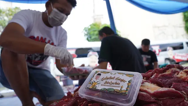 Memperingati Hari Raya Idul Adha 1442 Hijriah yang jatuh pada tanggal 10 Juli 2022, relawan Sahabat Ganjar membagikan potongan daging   kurban ke masyarakat yang membutuhkan (Istimewa)