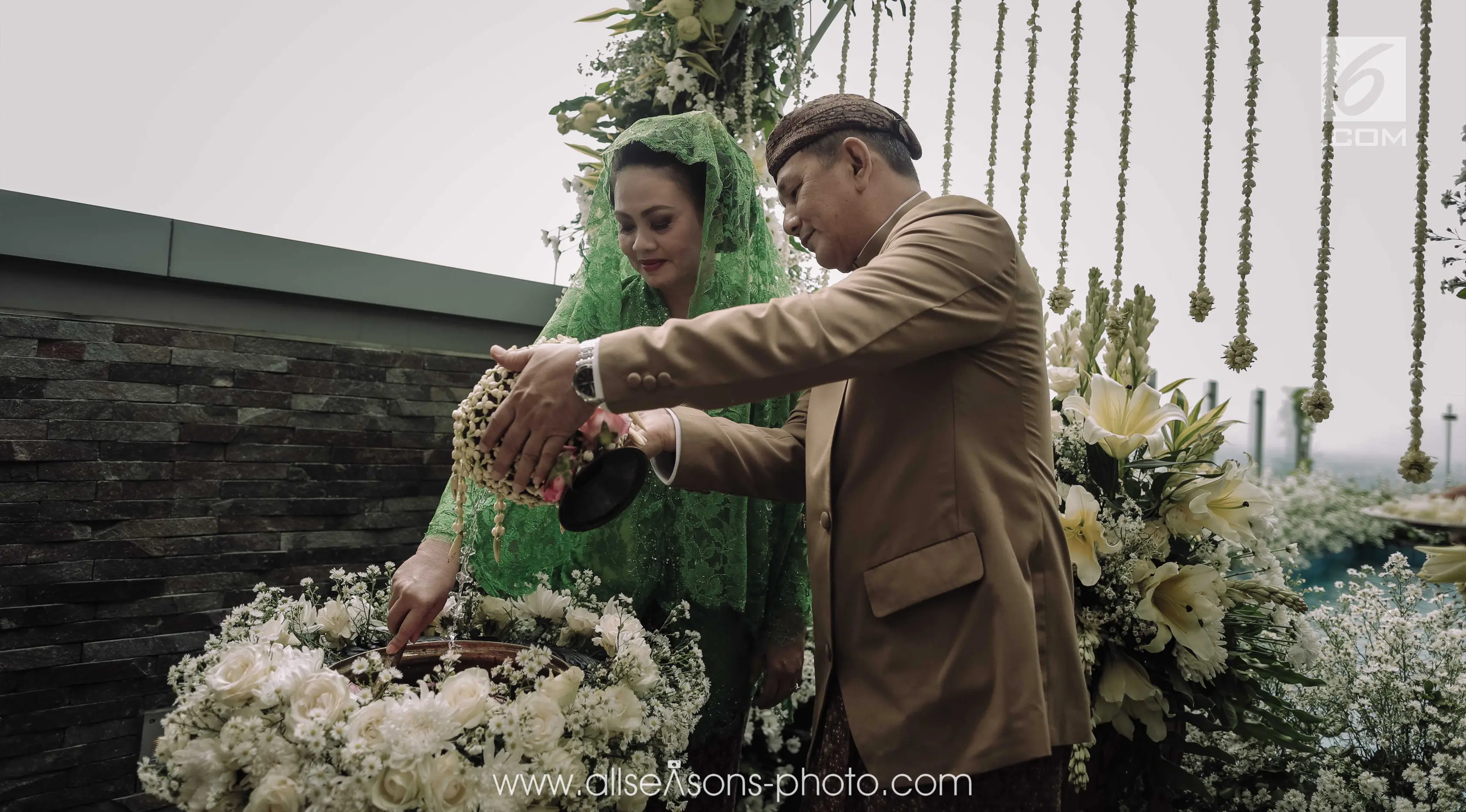 Orang tua calon pengantin laki-laki, Bobby Nasution saat prosesi siraman di Hotel Alila, Solo, Selasa (7/11). Air siraman Bobby dikumpulkan dari 7 mata air. (Liputan6.com/Pool/All Seasons Photo)