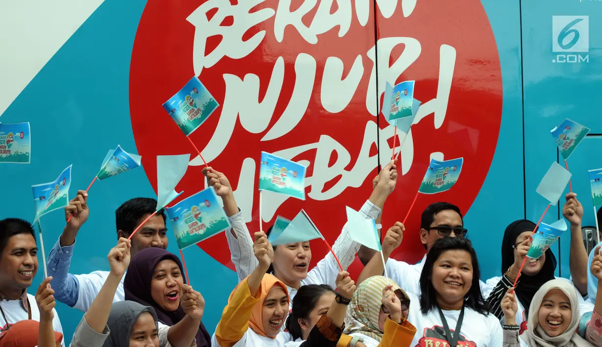 Para pegawai KPK bersorak saat pelepasan bus "Jelajah Negeri Bangun Antikorupsi" di Jakarta, Senin (24/9). Bus yang bakal jelajahi 11 kota di Tanah Air itu bertujuan mengkampanyekan dan mengedukasi gerakan antikorupsi. (Merdeka.com/Dwi Narwoko)