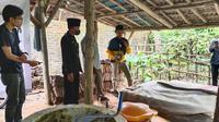 Proses pengolahan biogas oleh masyarakat Dusun Pancer Banyuwangi (Istimewa)