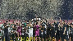 Pemain Persebaya Surabaya merayakan keberhasilan menjuarai Piala Presiden 2026 usai mengalahkan Persib Bandung melalui adu penalti 6-5 pada laga final di Stadion Kapten I Wayan Dipta, Gianyar, Bali, Kamis (6/8/2026). Kedua tim bermain imbang 1-1 hingga babak tambahan waktu sebelum Persebaya memastikan gelar juara lewat adu penalti. (KLY/Budy Santoso)