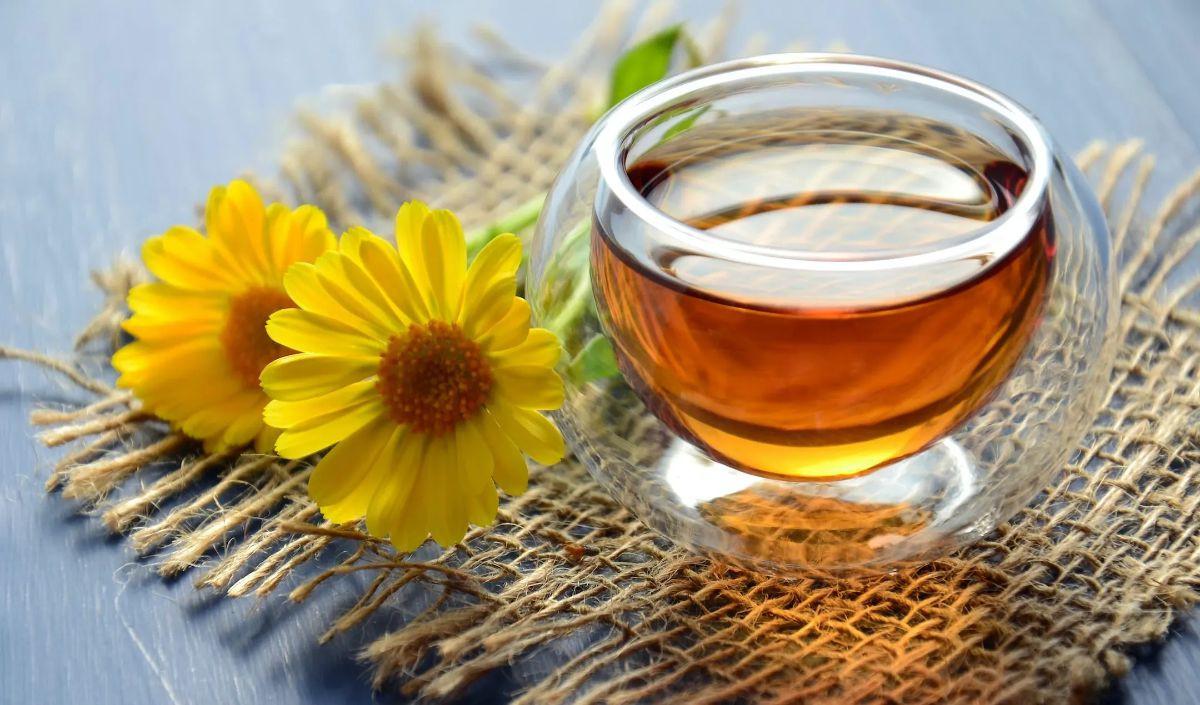 4. Madu tidak boleh diminum dengan air panas