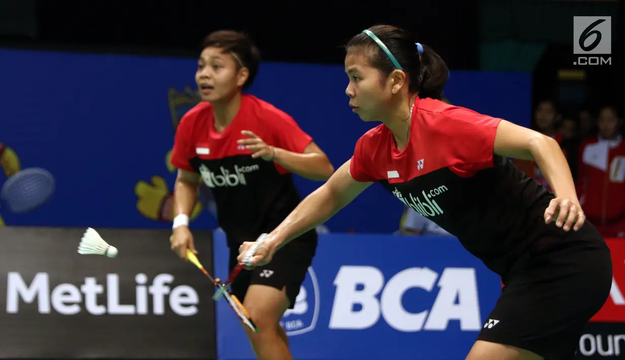 Ganda Putri Indonesia, Greysia Polii/Apriyani Rahayu mengembalikan kok ke arah Chae Yoo Jung/Kim So Yeong (Korsel) di Babak 32 Besar Indonesia Open 2017, Jakarta, Rabu (14/6). Greysia/Rahayu unggul 15-21. 21-23, 21-14. (Liputan6.com/Helmi Fithriansyah)