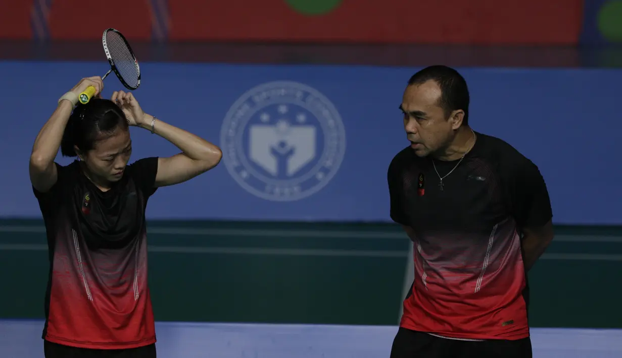 Pebulutangkis Indonesia, Fitriani, mendengarkan instruksi saat melawan Busanan Ongbumrungpan pada final beregu putri SEA Games 2019 di Muntinlupa Sports Complex, Manila, Selasa (3/12). Kalah 1-3, Indonesia hanya meraih perak. (Bola.com/M Iqbal Ichsan)