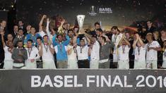 Para pemain dan Official Sevilla mengangkat trofi juara Liga Europa usai mengalahkan Liverpool 3-1 di St Jakob-Park stadium, Basel, (Rabu atau Kamis (19/5/2016) dini hari WIB. (AFP/Javier Soriano)