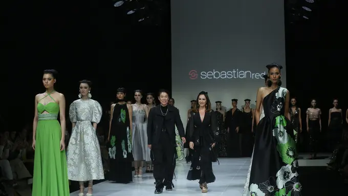 Potret Feminin ala Sosialita Paris di Koleksi Busana Cafe de Flore dari Sebastian Gunawan