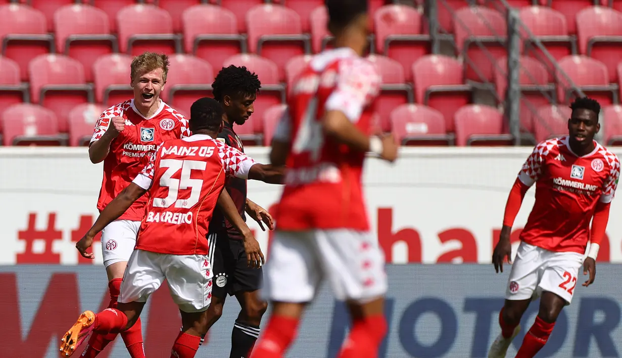 Striker FSV Mainz, Jonathan Burkardt (kiri) merayakan gol pertama FSV Mainz yang dicetaknya ke gawang Bayern Munich dalam laga lanjutan Liga Jerman 2020/2021 pekan ke-31 di Opel Arena, Mainz, Sabtu (24/4/2021). FSV Mainz menang 2-1 atas Bayern Munich. (AFP/Kai Pfaffenbach/Pool)