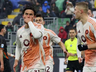 Pemain AS Roma, Paulo Dybala melakukan selebrasi setelah mencetak gol melalui tendangan penalti dalam laga lanjutan Liga Italia 2024/2025 melawan Venezia di Pier Luigi Penzo Stadium, Venice, Italia, Minggu (10/02/2025). (AP Photo/LaPresse/Paola Garbuio)