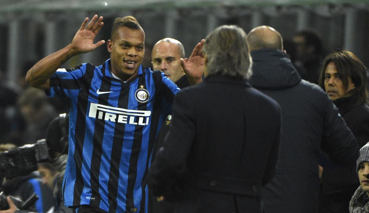Pemain Inter Milan, Jonathan Biabiany(kiri) merayakan gol bersama pelatih Inter Milan,  Roberto Mancini  pada lanjutan liga Italia Serie A, Inter Milan vs Frosinone di Stadion  San Siro, Milan, Senin (23/11/2015) dini hari WIB. (AFP Photo/Olivier Morin)