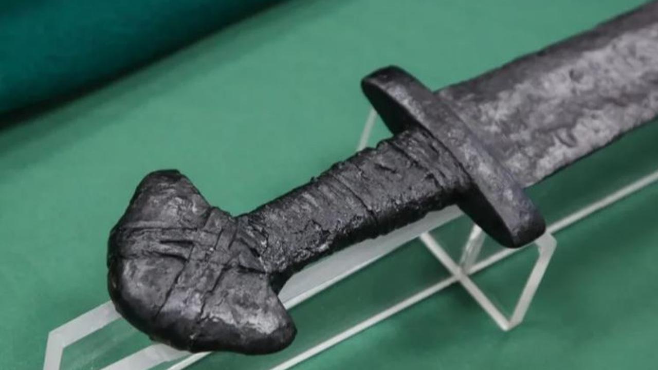 Sedang Berenang di Sungai Kedalaman 1,2 Meter, Pegawai Museum Temukan Pedang Viking dari Abad ke-9