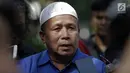 Maturidi, perwakilan keluarga Nyak Sandang, menjawab pertanyaan awak media di RSPAD Gatot Subroto, Jakarta, Sabtu (31/3). Nyak Sandang tak boleh bertemu langsung dengan awak media karena tak dibolehkan RS sesuai dengan SOP. (Liputan6.com/Faizal Fanani)