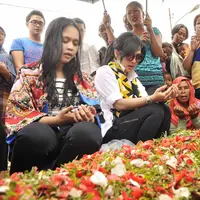 Syahrini berziarah kemakam Olga Syahputra