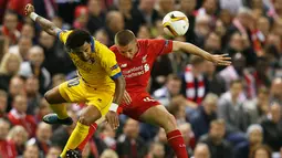 Gelandang Sion, Carlitos (kiri) berebut bola udara dengan gelandang Liverpool, Jordan Rossiter pada Liga Europa di Stadion Anfield, Jumat (2/10/2015). Liverpool bermain imbang dengan Sion dengan skor 1-1. (Reuters/Phil Noble)