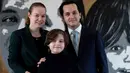Mahasiswa Belgia Laurent Simons, 9 tahun berpose bersama orang tuanya Lydia dan Alexander selama sesi foto di rumahnya di Amsterdam (21/11/2019). Usai meraih gelar sarjana, Laurent rencananya akan studi ke jenjang yang lebih tinggi. (AFP Photo/Kenzo Tribouillard)