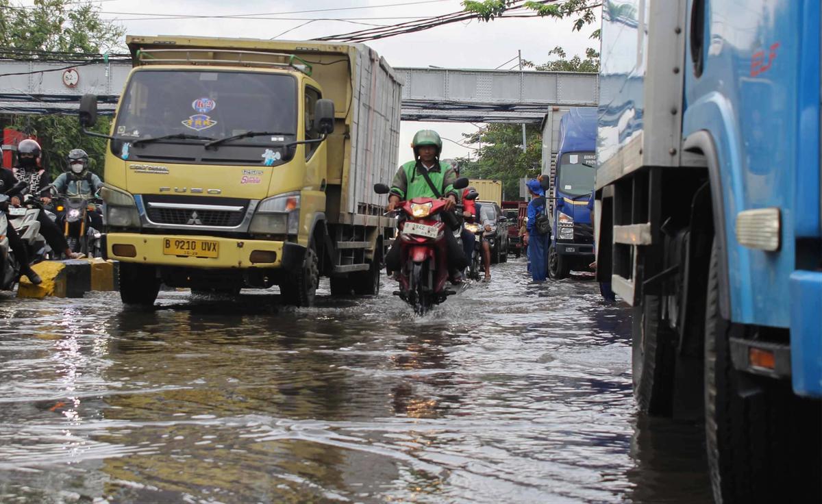 FOTO: Mesin Pompa Dikerahkan, Banjir Mangga Dua Kini Surut
