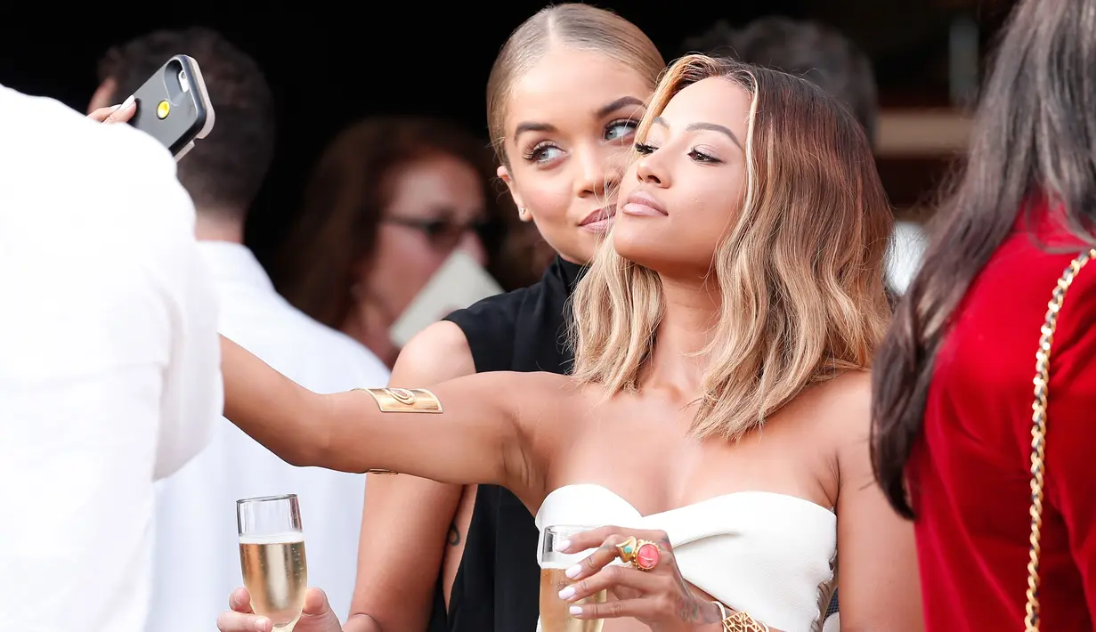 Aktris Karrueche Tran (kanan) dan Jasmine Sanders berfoto selfie saat menghadiri Los Angeles Fashion Awards 2016 di Sunset Tower Hotel, West Hollywood, California, Minggu (20/3) malam. (Rich Polk/Getty Images for The Daily Front Row/AFP)