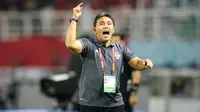 Selebrasi pelatih kepala Timnas Indonesia U-17, Bima Sakti setelah Arkhan Kaka mencetak gol ke gawang Timnas Ekuador U-17 pada laga pertama Grup A Piala Dunia U-17 di Stadion Gelora Bung Tomo, Surabaya, Jumat (10/11/2023) malam WIB. (Bola.com/Bagaskara Lazuardi)